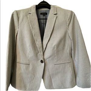 Pristine seersucker suit, 3/4 length jacket and pants. Jacket 10, pants 12